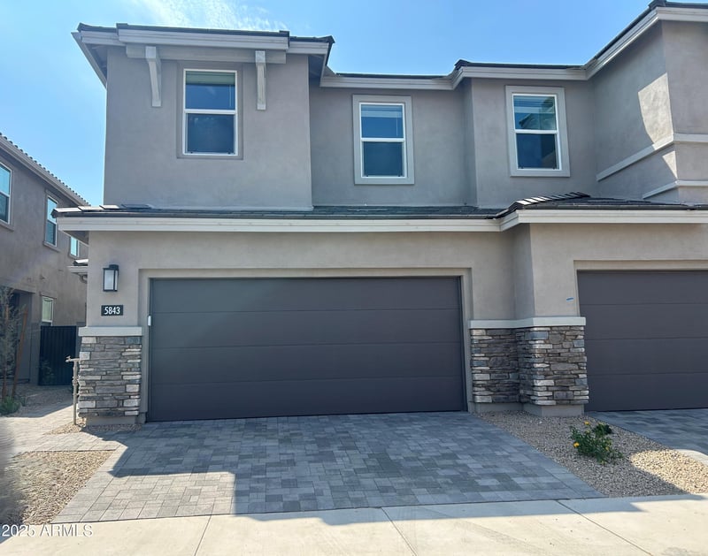 5843 Covey Ln, Phoenix, AZ 85054