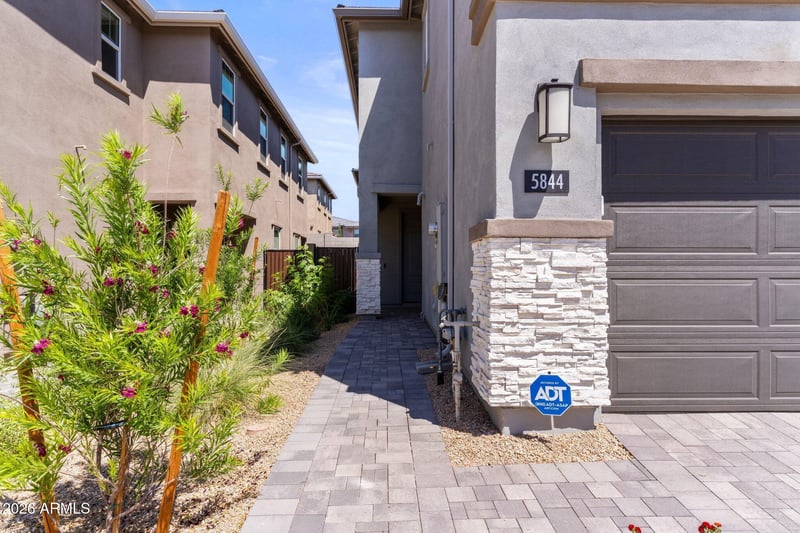 5844 E Covey Ln, Phoenix, AZ 85054