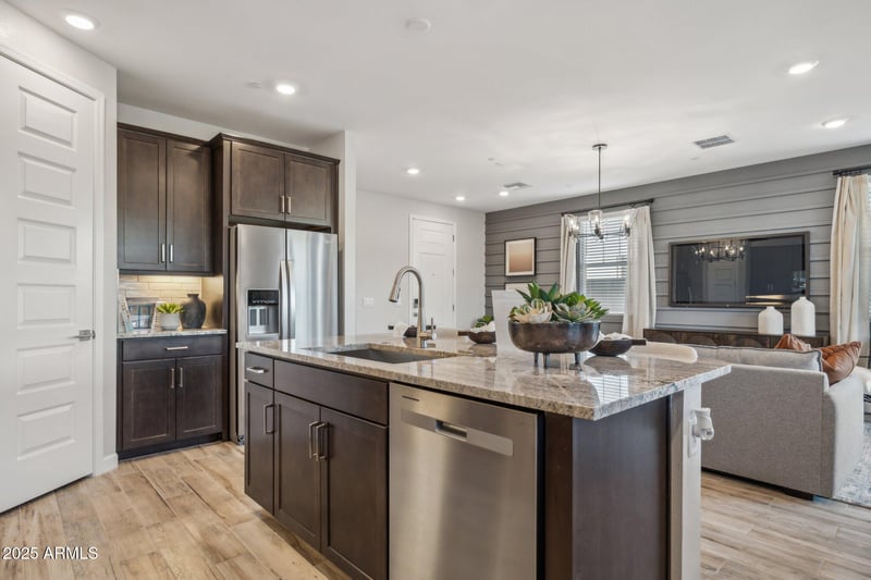 5874 E Zachary Dr, Phoenix, AZ 85054