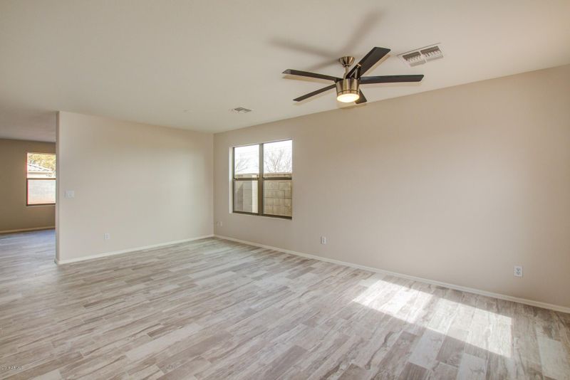 5904 W Jones Ave, Phoenix, AZ 85043