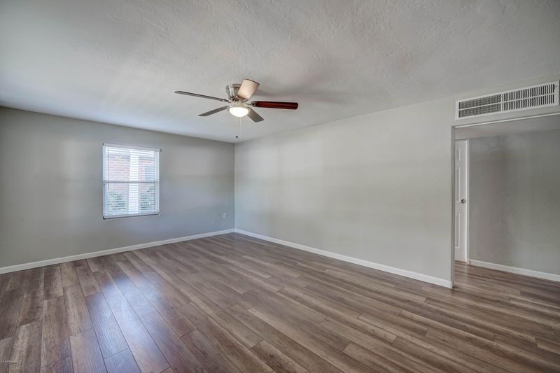 5909 W Gardenia Ave, Glendale, AZ 85301