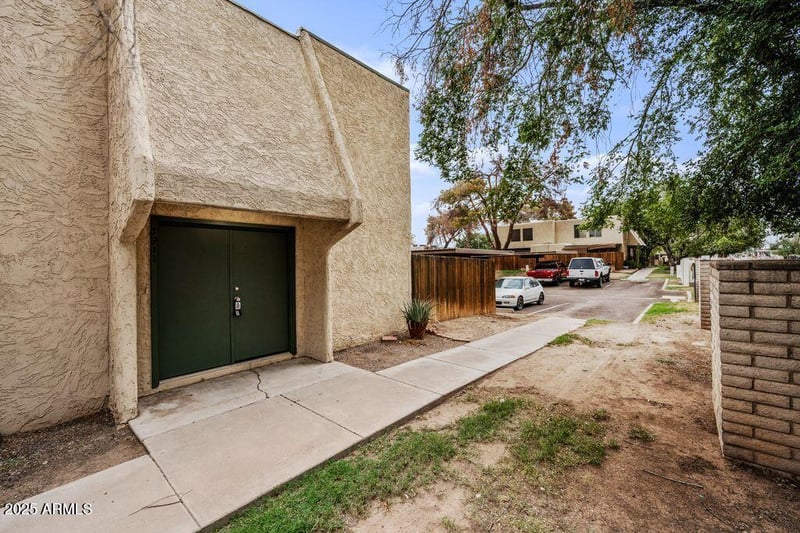 5911 Golden Ln, Glendale, AZ 85302