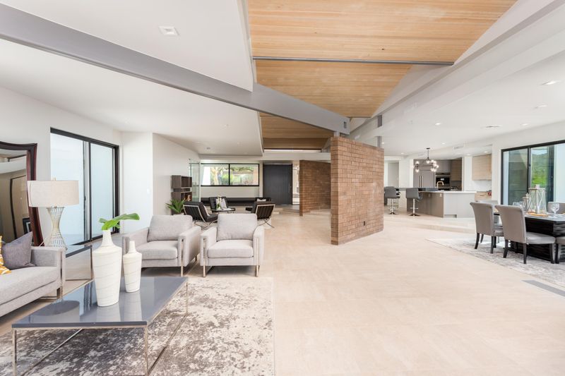 5915 N Echo Canyon Ln, Phoenix, AZ 85018