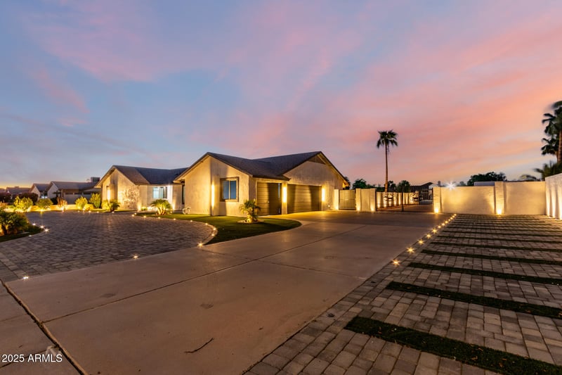 5922 Michelle Dr, Glendale, AZ 85308