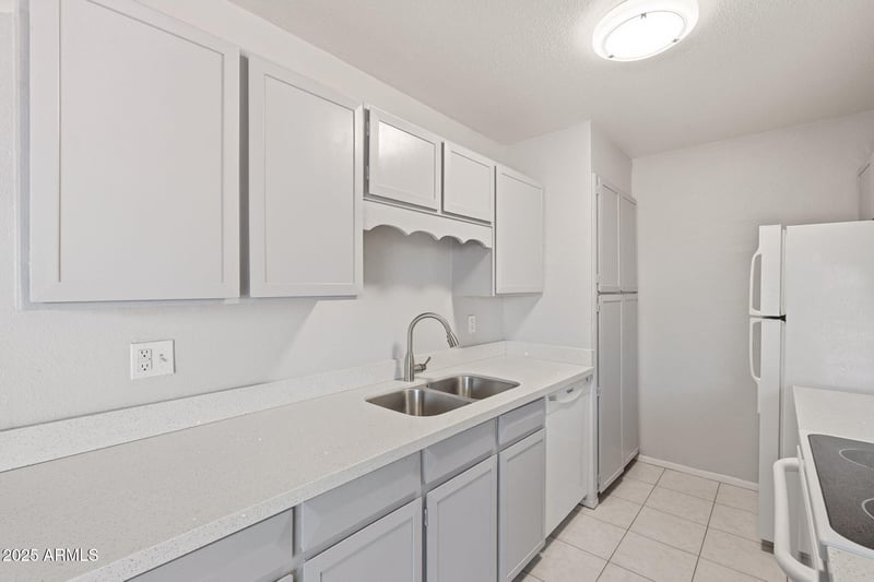5925 Golden Ln, Glendale, AZ 85302