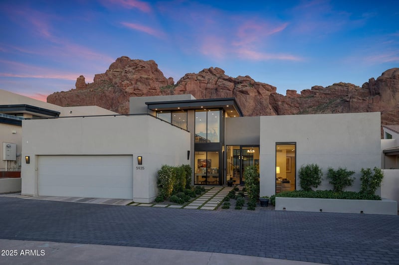 5935 Echo Canyon Ln, Phoenix, AZ 85018