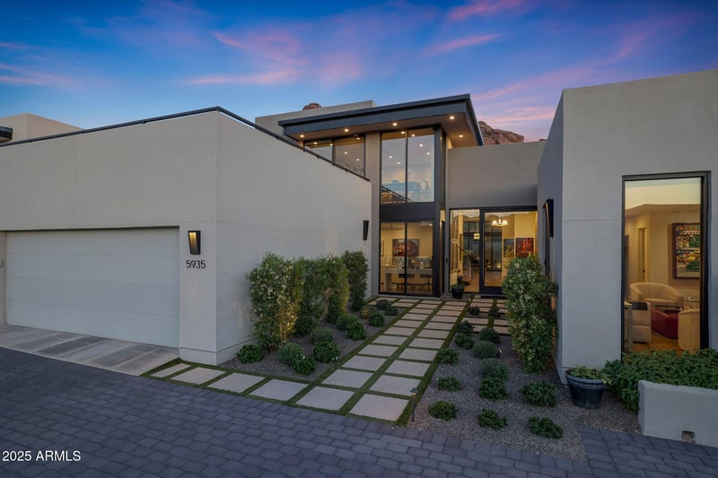 5935 Echo Canyon Ln, Phoenix, AZ 85018