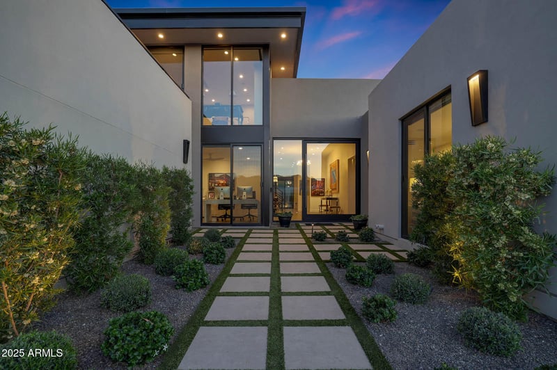 5935 Echo Canyon Ln, Phoenix, AZ 85018