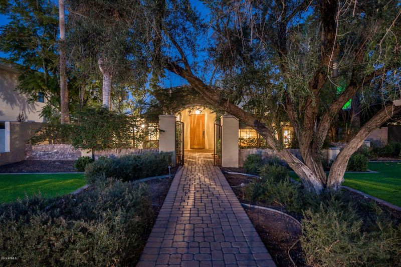 5995 E Orange Blossom Ln, Phoenix, AZ 85018