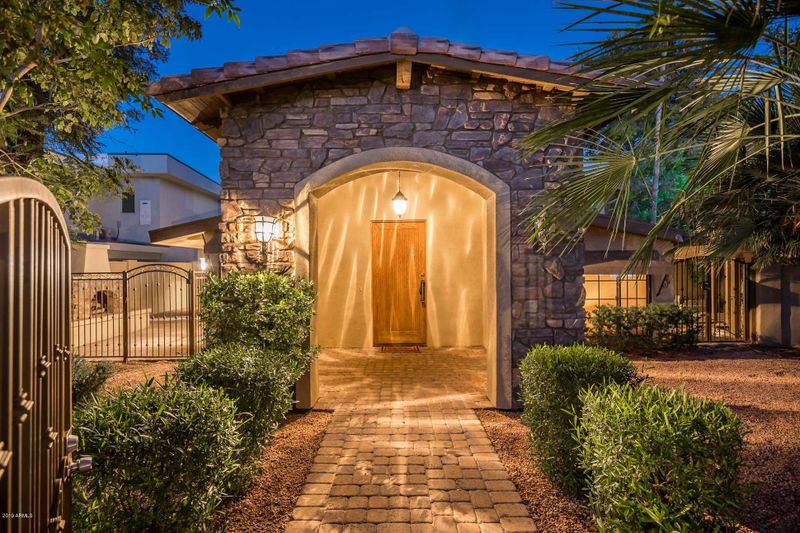 5995 E Orange Blossom Ln, Phoenix, AZ 85018