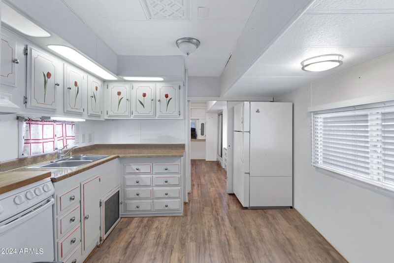 600 S Idaho Rd #827, Apache Junction, AZ 85119