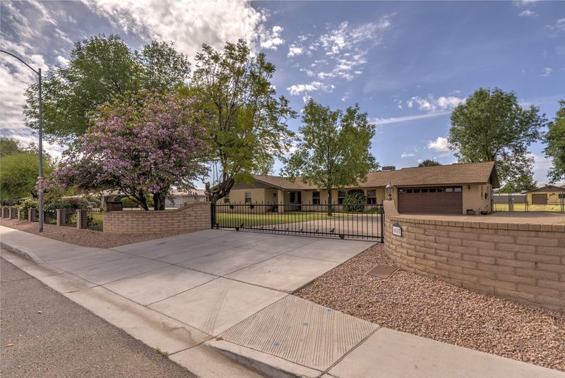 6005 W Sunnyside Dr, Glendale, AZ 85304