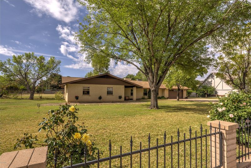 6005 W Sunnyside Dr, Glendale, AZ 85304