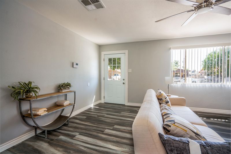 6022 W Earll Dr, Phoenix, AZ 85033