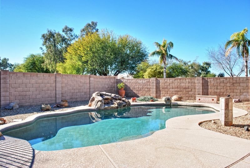 6037 W Pontiac Dr, Glendale, AZ 85308