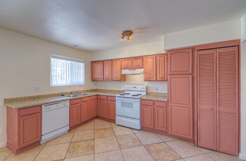 6107 W Avalon Dr, Phoenix, AZ 85033
