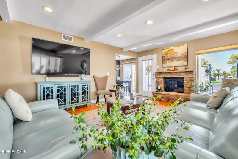 611 Tam Oshanter Dr, Phoenix, AZ 85022