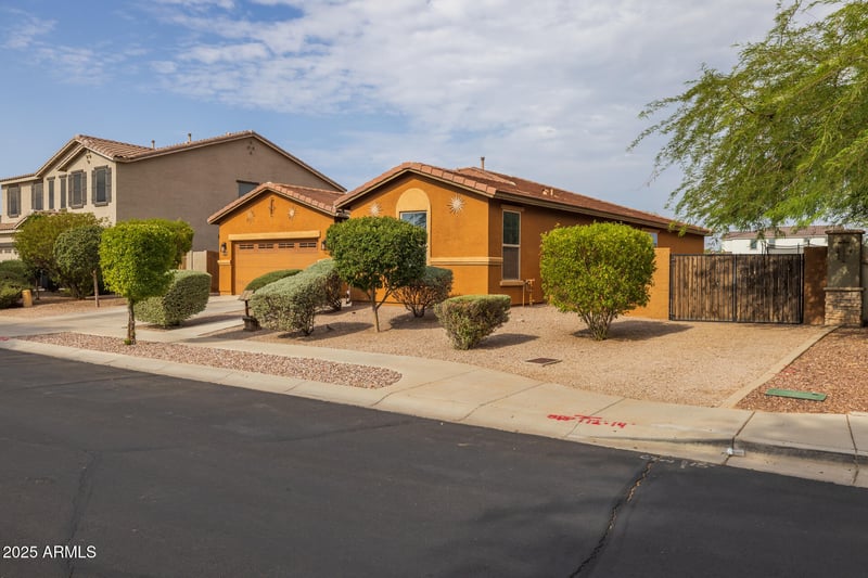 6203 75th Dr, Glendale, AZ 85303