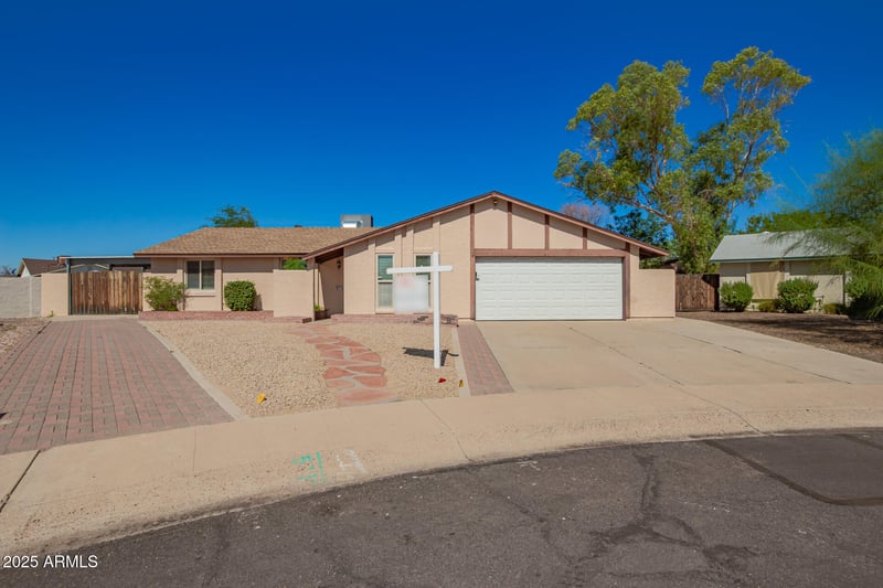6214 Zoe Ella Way, Glendale, AZ 85306