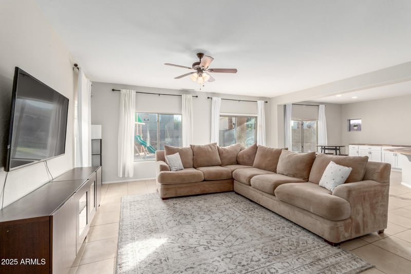 627 Oak Tree Ln, San Tan Valley, AZ 85143