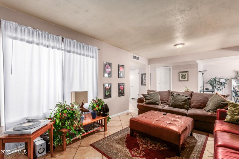 631 E Manhatton Dr, Tempe, AZ 85282