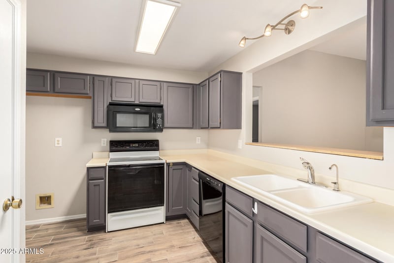 6328 Golden Ln, Glendale, AZ 85302