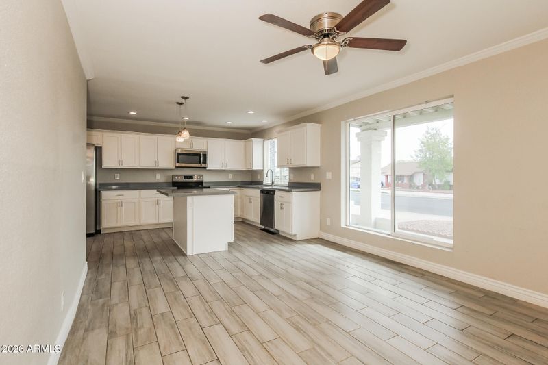 6402 S 44th St, Phoenix, AZ 85042