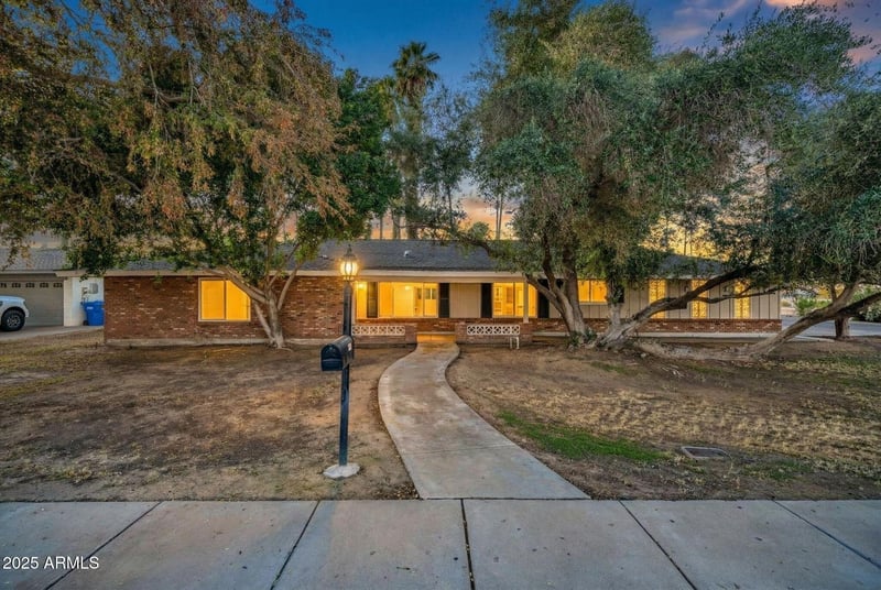 641 W Linger Ln, Phoenix, AZ 85021