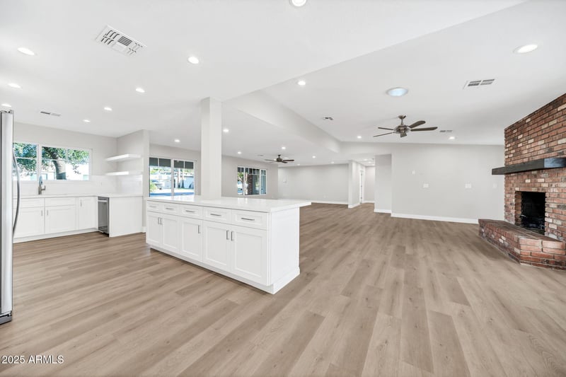 641 W Linger Ln, Phoenix, AZ 85021