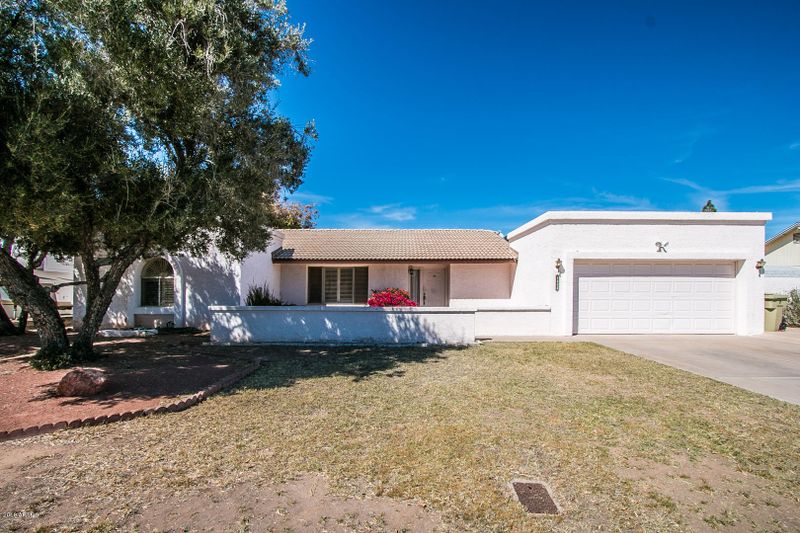 6414 W Desert Hills Dr, Glendale, AZ 85304
