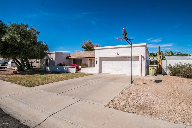 6414 W Desert Hills Dr, Glendale, AZ 85304