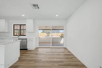 6416 E Holiday Dr, Mesa, AZ 85215