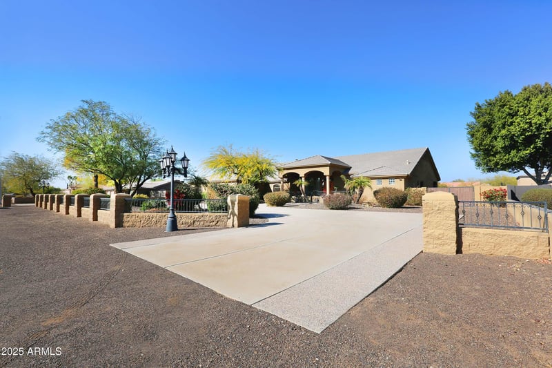6416 Parkside Ln, Glendale, AZ 85310
