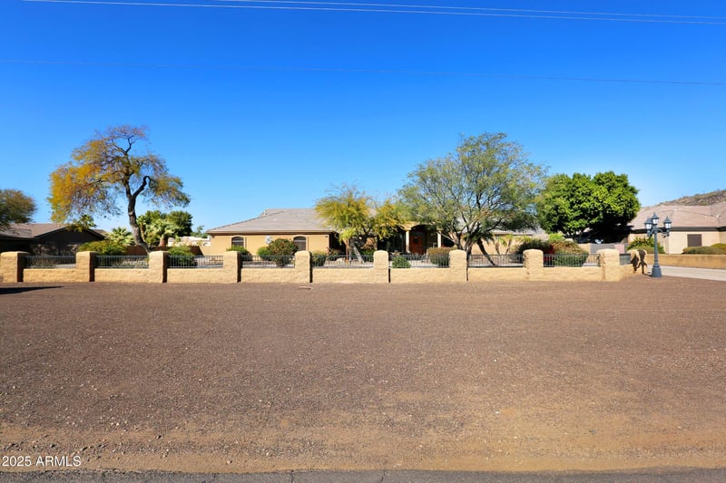 6416 Parkside Ln, Glendale, AZ 85310