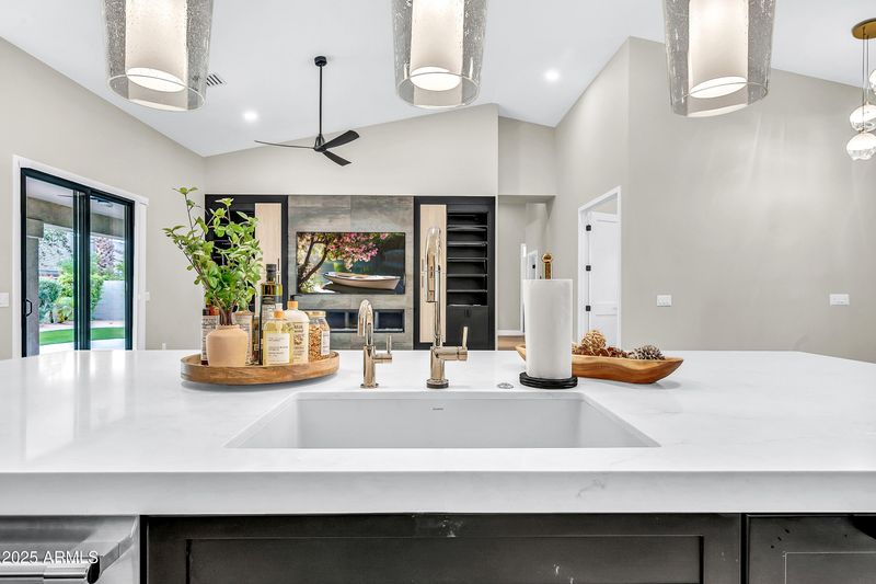6421 E Winchcomb Dr, Scottsdale, AZ 85254