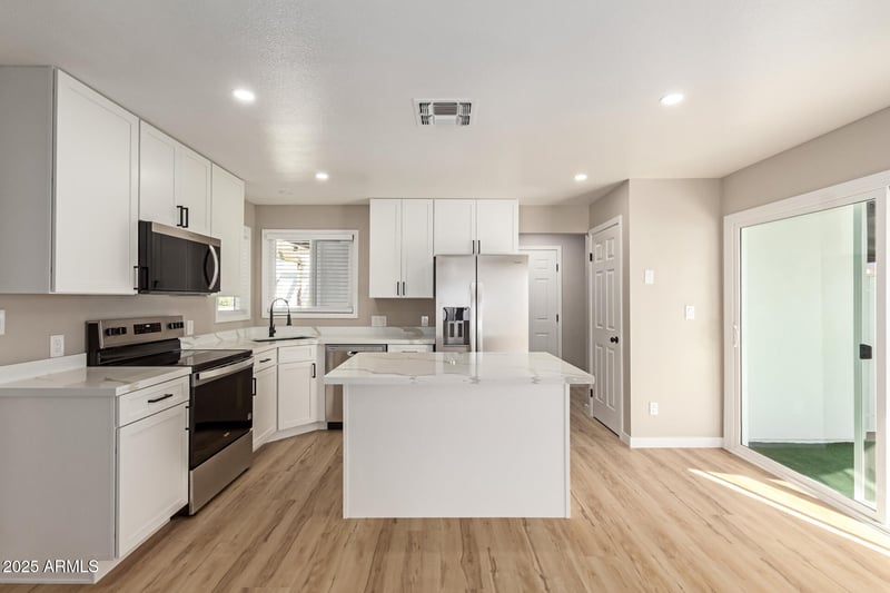 6449 Mountain View Rd, Glendale, AZ 85302