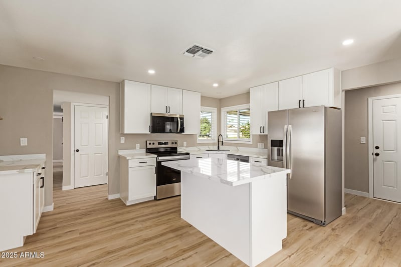 6449 Mountain View Rd, Glendale, AZ 85302