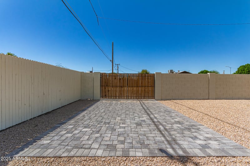 6449 Rose Ln, Glendale, AZ 85301