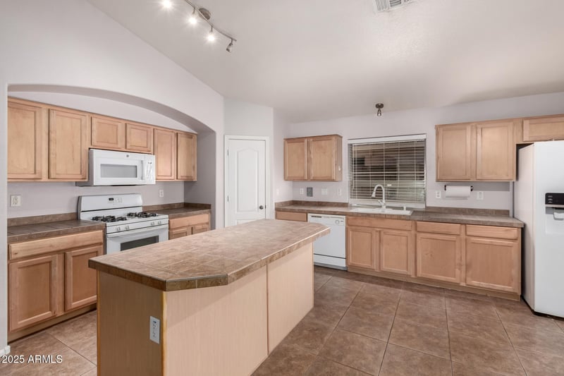 648 Mule Train Trl, San Tan Valley, AZ 85143