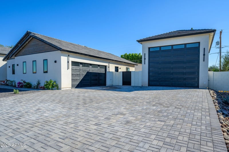 6515 E Holiday Dr, Mesa, AZ 85215