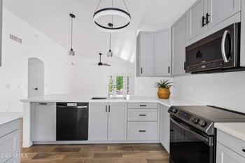 6536 W Desert Hollow Dr, Phoenix, AZ 85083