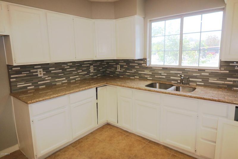 6537 N 52nd Dr, Glendale, AZ 85301