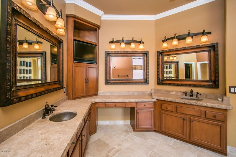 661 S Boulder Ct, Gilbert, AZ 85296