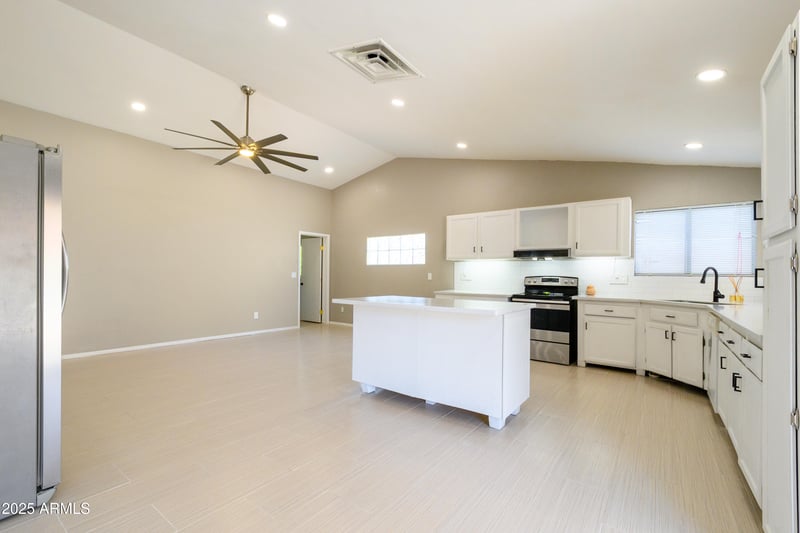 6614 Mountain View Rd, Glendale, AZ 85302