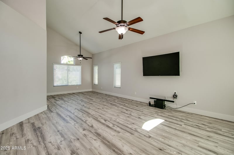 6620 Louise Dr, Glendale, AZ 85310