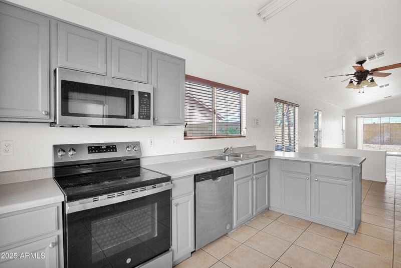 6705 77th Dr, Glendale, AZ 85303