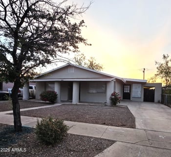 6725 55th Dr, Glendale, AZ 85301