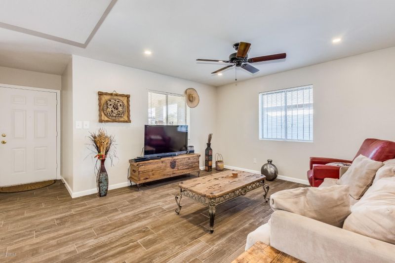 6737 N 55th Dr, Glendale, AZ 85301