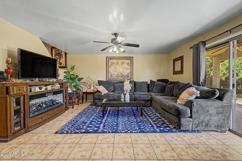 6747 N 75th Dr, Glendale, AZ 85303