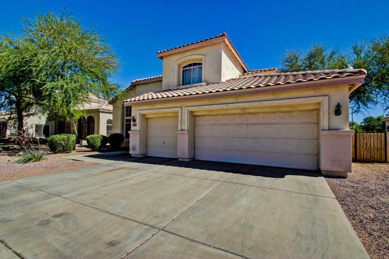6759 W Crest Ln, Glendale, AZ 85310
